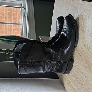 Ariat 10.5D Black Leather Heritage Roper